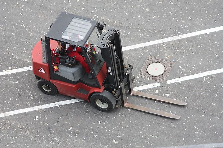 Typischer Gabelstapler im innerbetrieblichen Werksverkehr.
